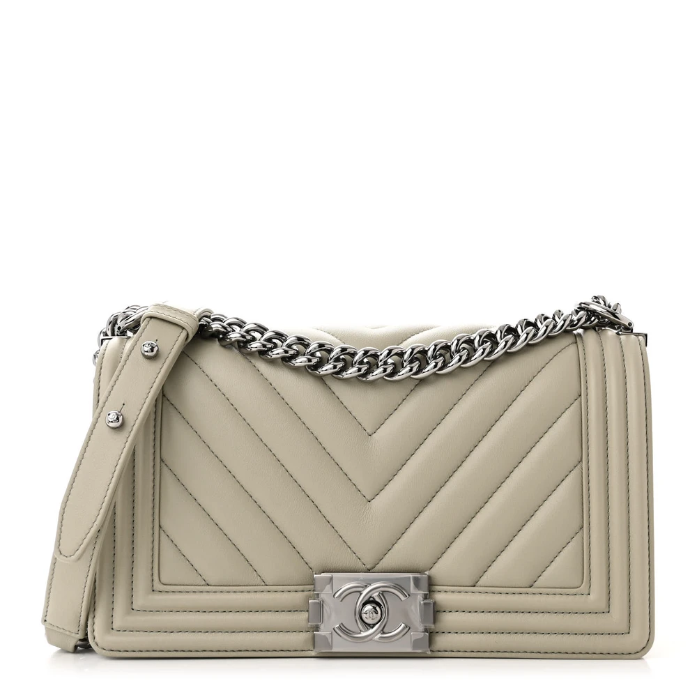 Shop the Lushentic-grade Chanel Boy Flap Bag in medium grey chevron. Experience premium handcrafted quality with exquisite calfskin leather and ruthenium hardware.